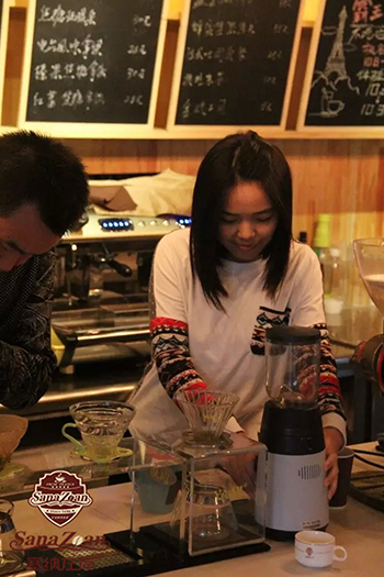 塞纳左岸咖啡学院美女学员
