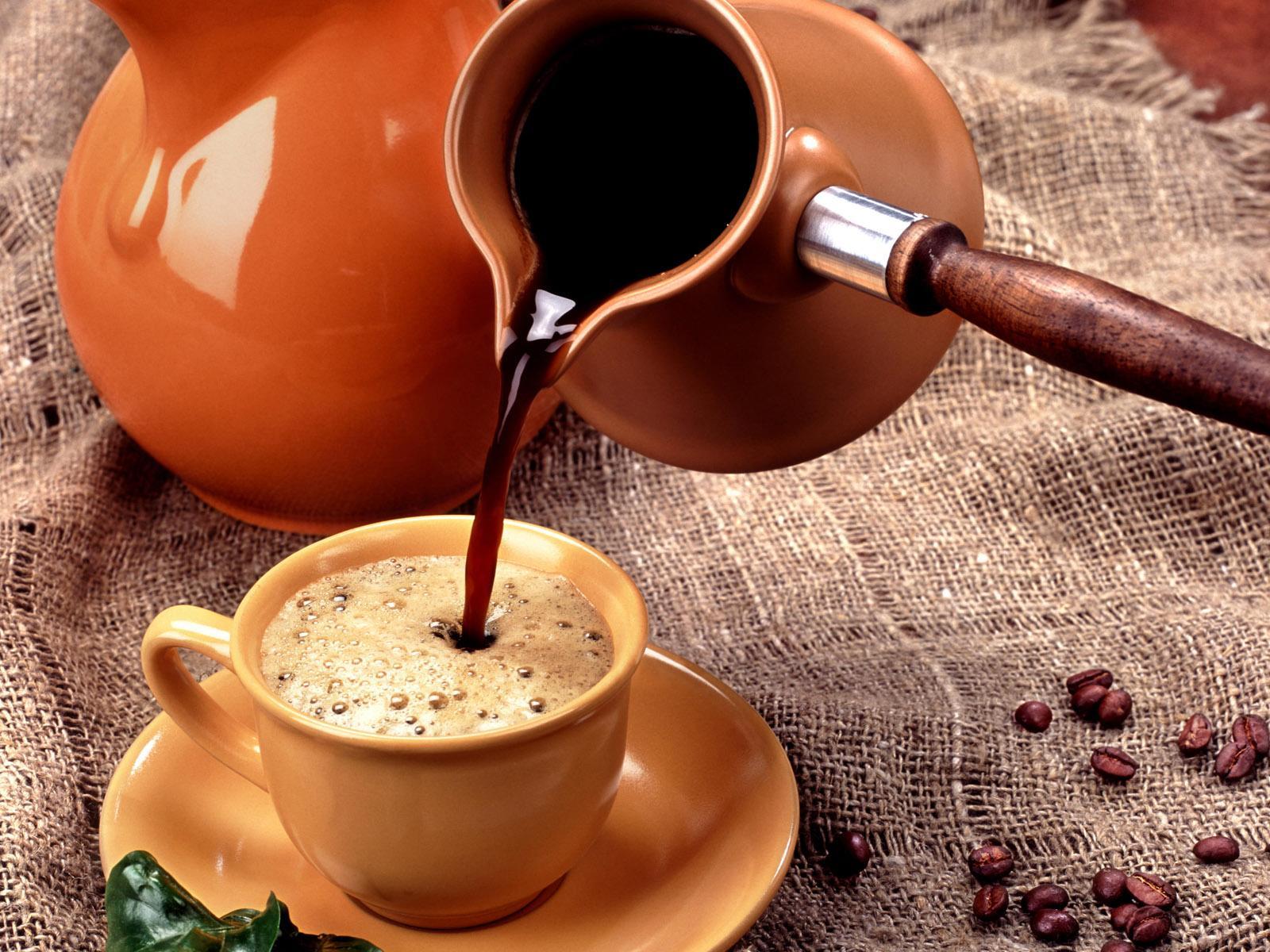 埃塞俄比亚虽是阿拉比卡诞生地，但十七世纪末至十八世纪初，欧洲人最先喝到的咖啡却来自也门。当时的非洲或阿拉伯咖啡悉数从摩卡港出口，地利之便便得摩卡变成咖啡的同义语，“城墙之都”哈拉尔反而变成配角。